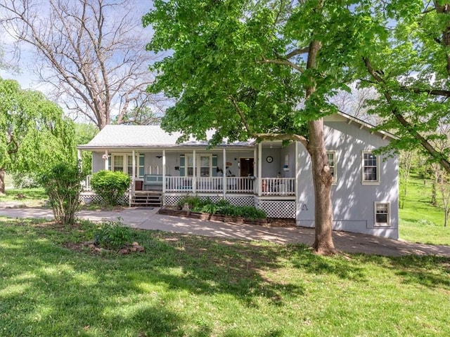 view of front of property featuring a porch and a front lawn