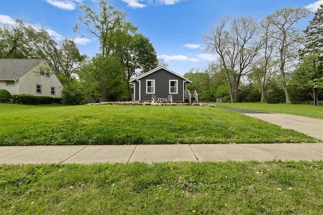 bungalow featuring a front lawn