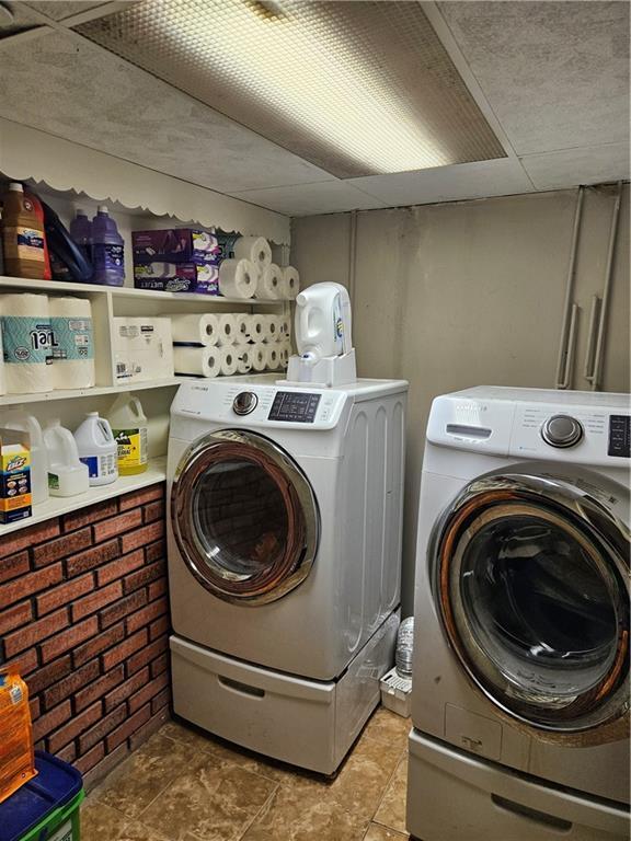 8212 NE 51st St, Kansas City, MO 64119 - laundry room with laundry area and washing machine and clothes dryer