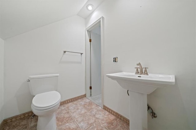 4071 SW Royale Ct, Lees Summit, MO 64082 - bathroom featuring toilet and lofted ceiling