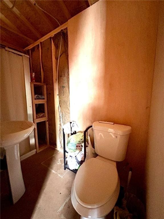 5971 Montgomery Rd, Mound City, KS 66056 - bathroom featuring toilet