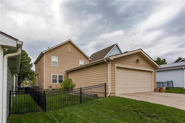 925 SW Ovation Dr, Lees Summit, MO 64081 - view of front of house with fence, concrete driveway, and a front yard