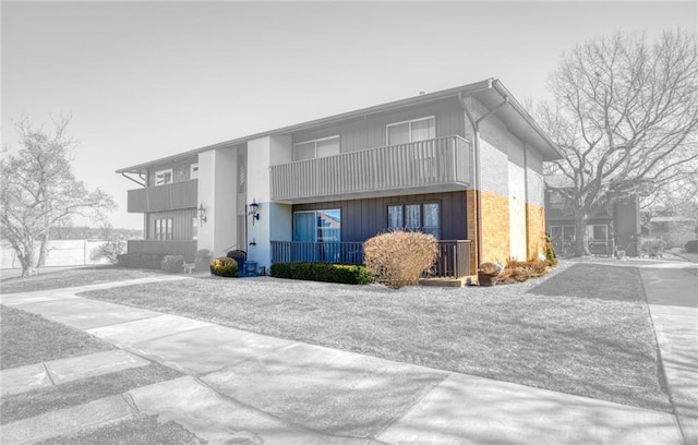 view of front of home with brick siding and driveway