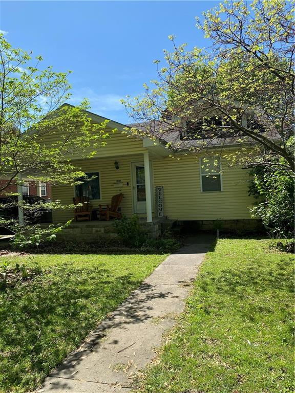 1404 S Barrett Ave, Sedalia, MO 65301 - ranch-style house featuring covered porch and a front lawn