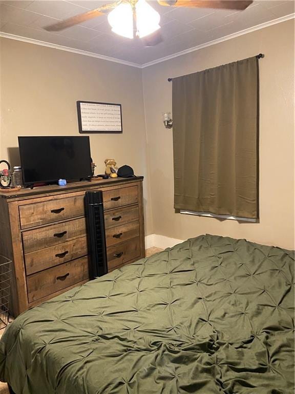 1404 S Barrett Ave, Sedalia, MO 65301 - bedroom featuring crown molding and a ceiling fan