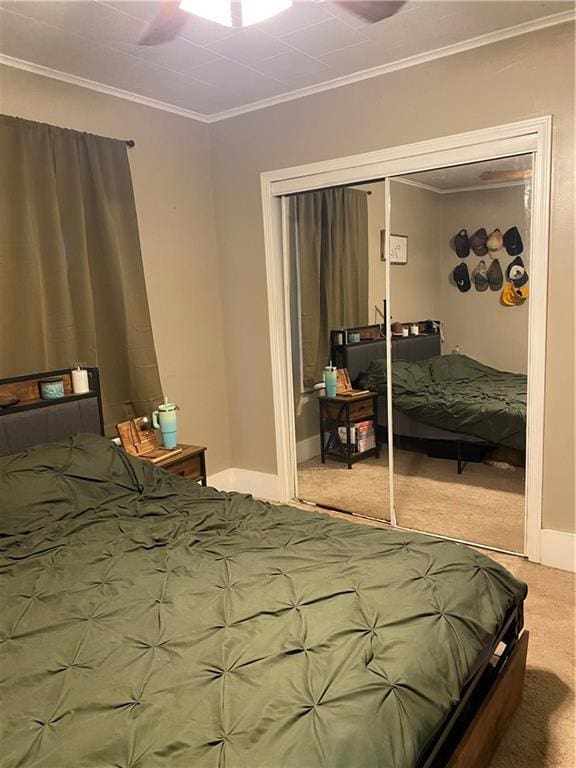 1404 S Barrett Ave, Sedalia, MO 65301 - bedroom featuring a closet, crown molding, carpet floors, baseboards, and a ceiling fan