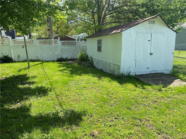 1404 S Barrett Ave, Sedalia, MO 65301 - view of yard featuring a fenced backyard, an outdoor structure, and a shed