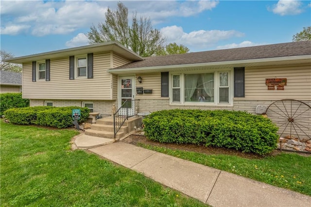 1003 Leone Ave, Sedalia, MO 65301 - split level home featuring a front yard