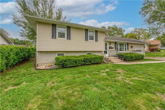1003 Leone Ave, Sedalia, MO 65301 - split level home featuring an attached garage and a front lawn