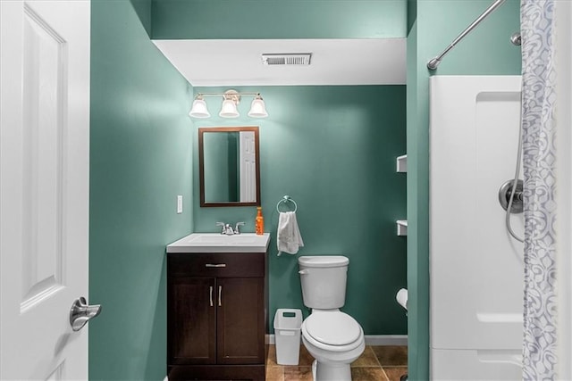 full bathroom with vanity, visible vents, toilet, baseboards, and a shower with shower curtain