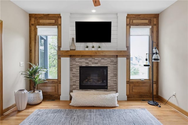 9924 Skyview Ln, Lenexa, KS 66220 - living area featuring a glass covered fireplace, light wood-type flooring, baseboards, ceiling fan, and recessed lighting