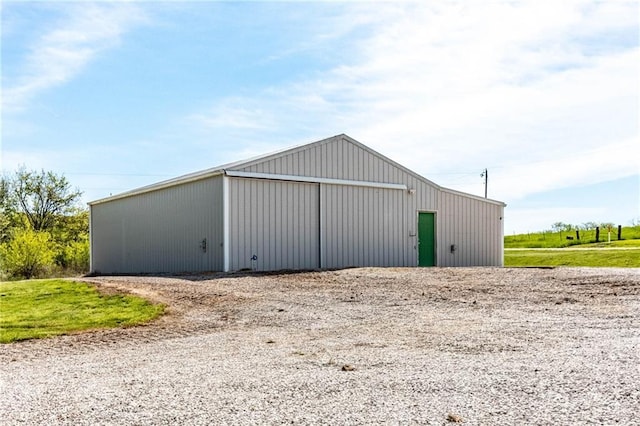 view of pole building featuring gravel driveway
