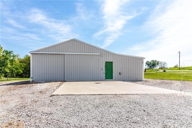 detached garage featuring gravel driveway