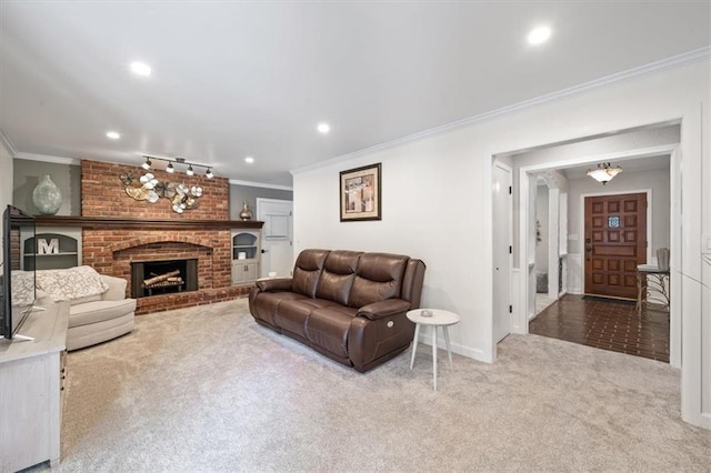 living area featuring baseboards, ornamental molding, carpet, and recessed lighting