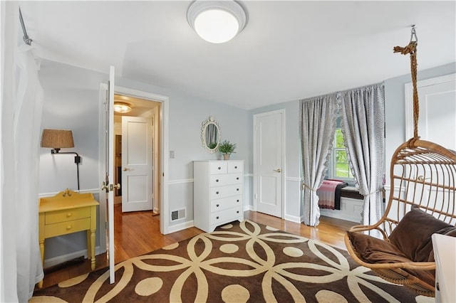 6116 W 61st Ter, Mission, KS 66202 - sitting room featuring wood finished floors and baseboards
