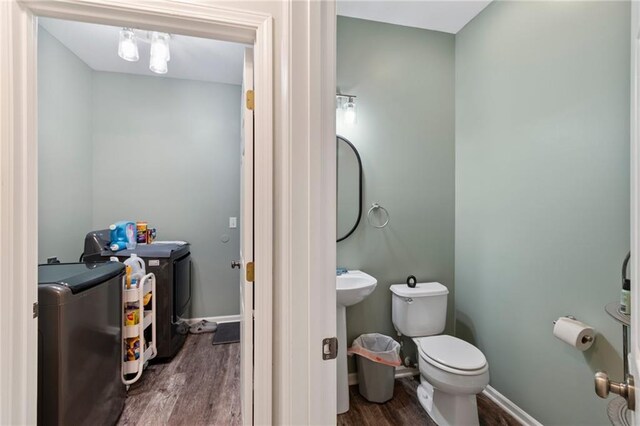 7912 N Poplar Ct, Kansas City, MO 64119 - half bath featuring wood finished floors, independent washer and dryer, toilet, and baseboards