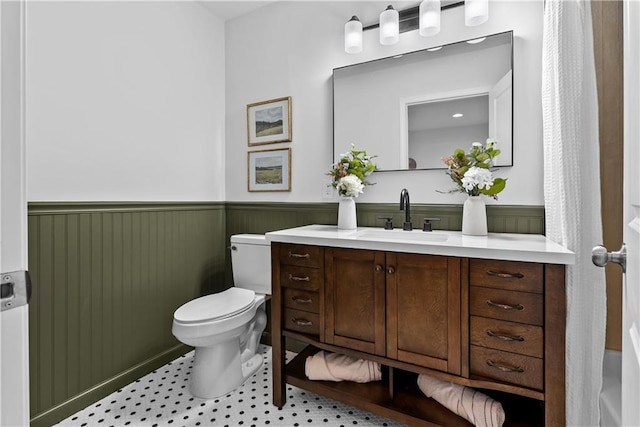 2521 W 47th Ter, Westwood, KS 66205 - bathroom with a wainscoted wall, toilet, vanity, and a bathtub