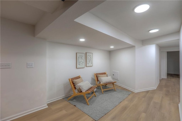 living area featuring recessed lighting, baseboards, and light wood-type flooring