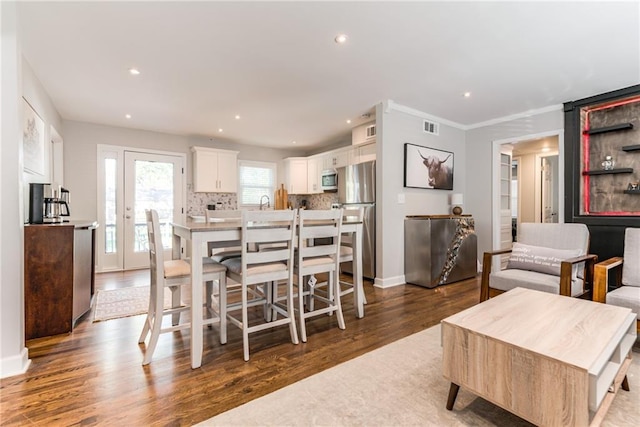 dining space featuring baseboards, dark wood-type flooring, recessed lighting, and visible vents