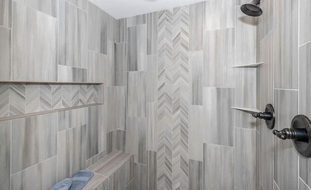 bathroom featuring a tile shower