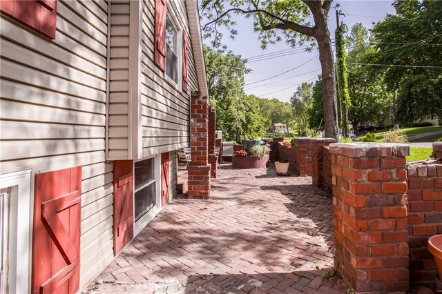 2806 S Whitney Ave, Independence, MO 64057 - view of patio / terrace