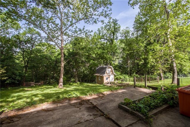 2806 S Whitney Ave, Independence, MO 64057 - view of yard with a patio