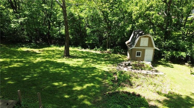 2806 S Whitney Ave, Independence, MO 64057 - view of green lawn featuring a forest view