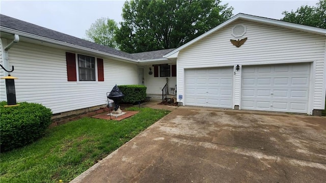 2704 S Taylor St, Pittsburg, KS 66762 - ranch-style house with driveway, an attached garage, a shingled roof, and a front yard
