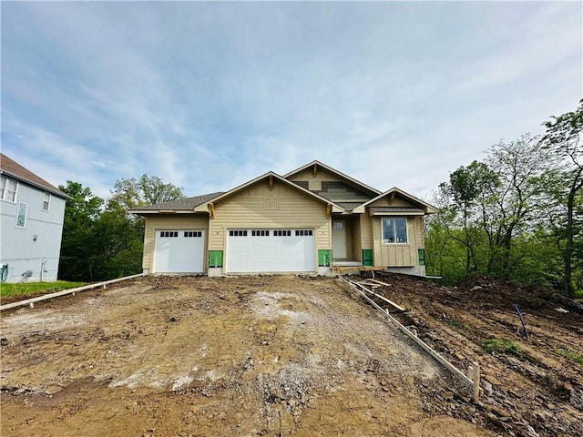 view of front facade featuring dirt driveway and a garage