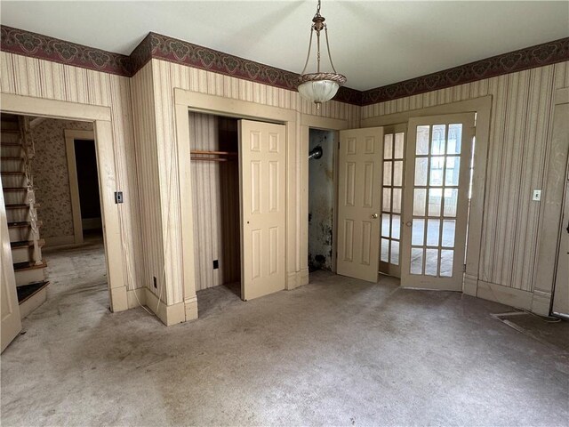 420 S Lincoln Ave, Chanute, KS 66720 - unfurnished bedroom featuring carpet, a closet, and wallpapered walls
