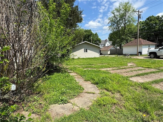 420 S Lincoln Ave, Chanute, KS 66720 - view of yard