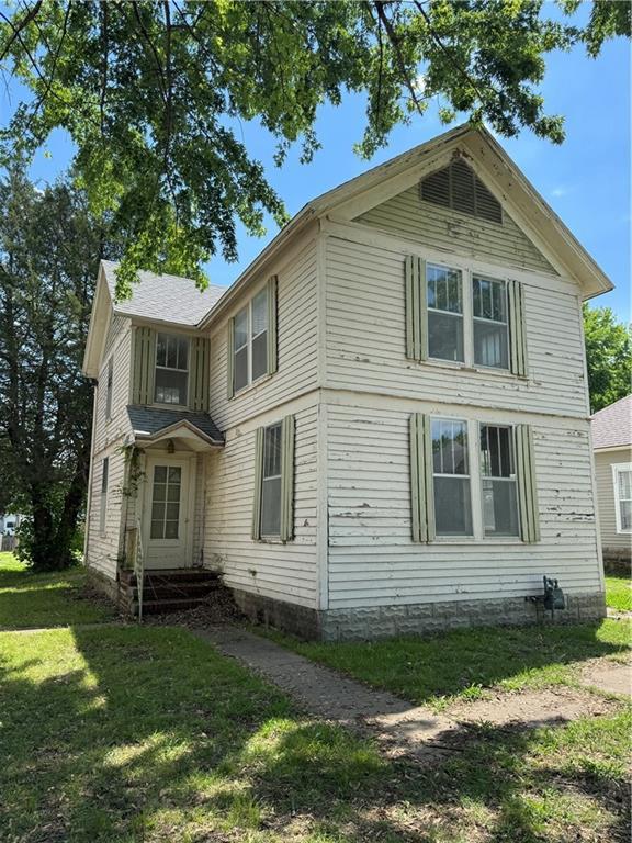 420 S Lincoln Ave, Chanute, KS 66720 - view of side of property with a lawn