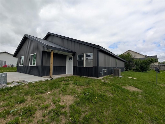 597 SE 110th St, Warrensburg, MO 64093 - rear view of property with board and batten siding and a yard