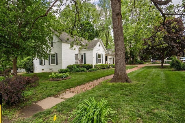 view of front facade featuring a front lawn