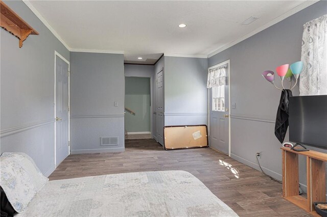 102 W Swenson Dr, Savannah, MO 64485 - bedroom with wood finished floors, ornamental molding, baseboards, and recessed lighting