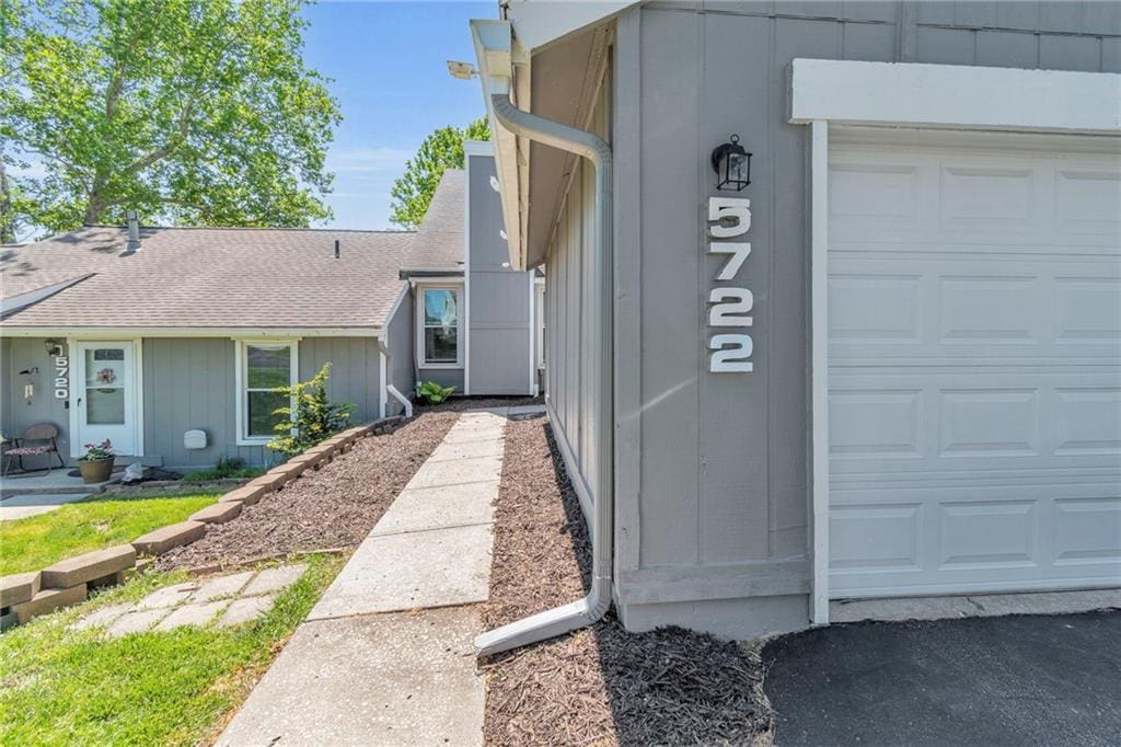 5722 N London Ave, Kansas City, MO 64152 - view of exterior entry with a shingled roof