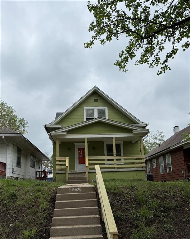 view of front of house with covered porch