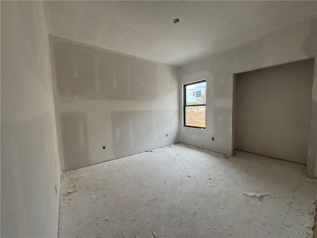 13610 NE 114th Pl, Kearney, MO 64060 - spare room featuring a textured ceiling