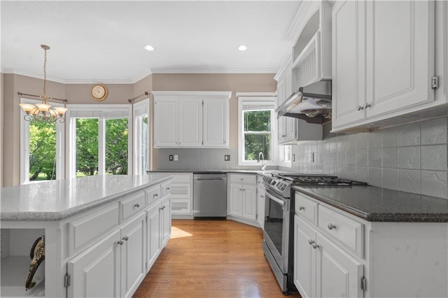 7406 W 145th Ter, Overland Park, KS 66223 - kitchen featuring stainless steel appliances, white cabinetry, a chandelier, crown molding, and light wood finished floors