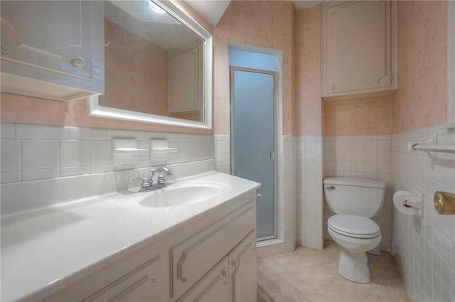 3913 Stonewall Ave, Independence, MO 64055 - full bath with vanity, wainscoting, toilet, wallpapered walls, and a shower stall