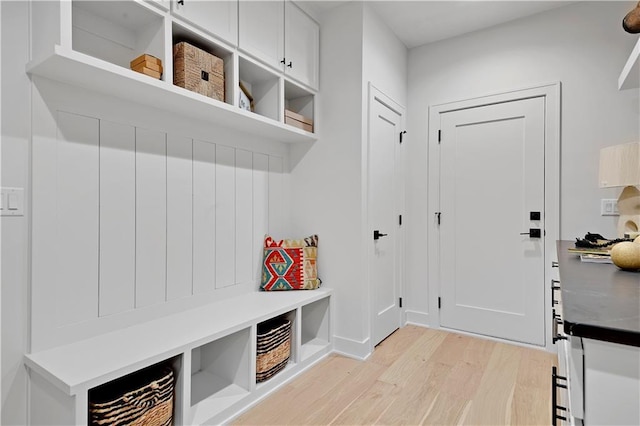 17045 S Highland Ridge Dr, Loch Lloyd, MO 64012 - mudroom featuring light wood finished floors