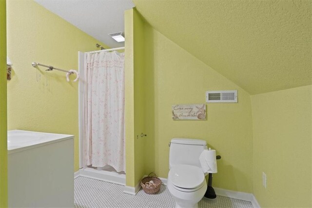 2717 Faraon St, Saint Joseph, MO 64501 - full bath with lofted ceiling, a shower with shower curtain, toilet, and a textured ceiling