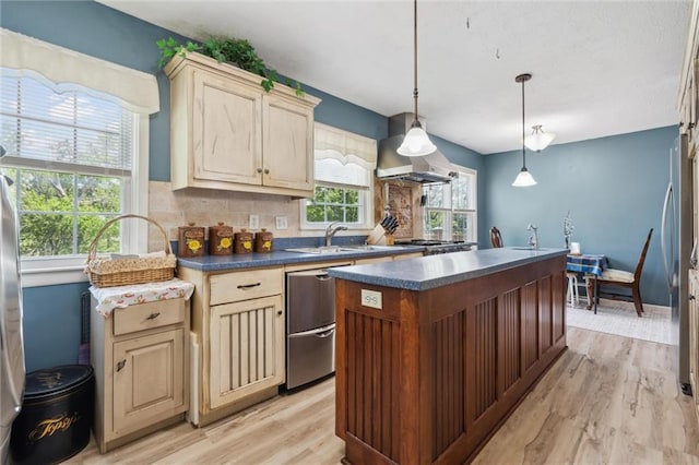 2106 Kasold Dr, Lawrence, KS 66047 - kitchen with light wood-style floors, dishwasher, dark countertops, and a center island