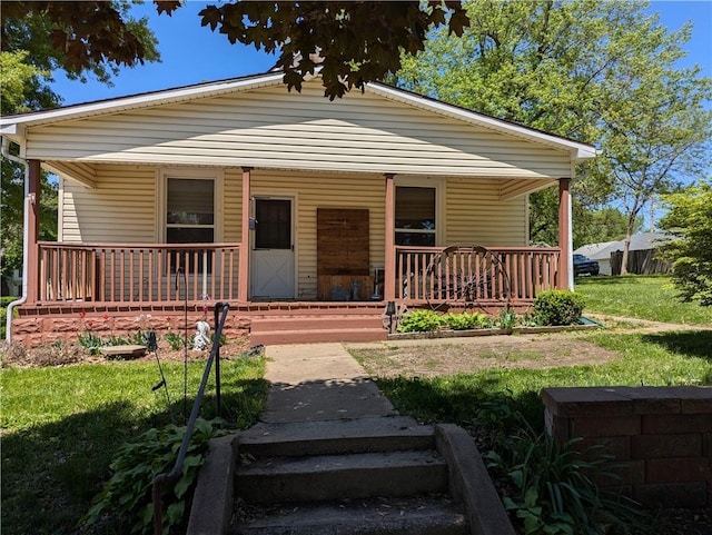 100 E 11th St, Horton, KS 66439 - bungalow-style house featuring a front lawn and a porch