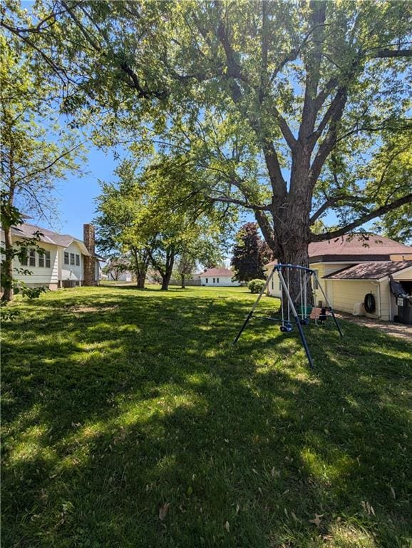 100 E 11th St, Horton, KS 66439 - view of yard
