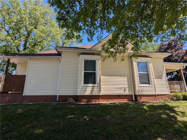 100 E 11th St, Horton, KS 66439 - view of side of home featuring a yard