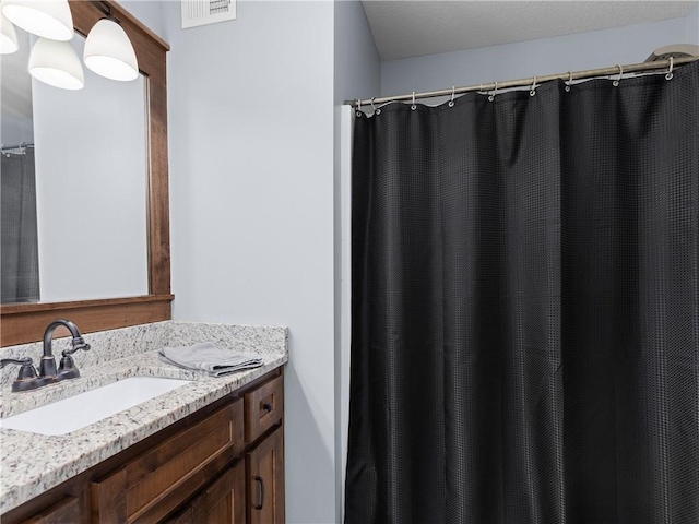 5084 NW Timberline Dr, Riverside, MO 64150 - full bath featuring visible vents and vanity