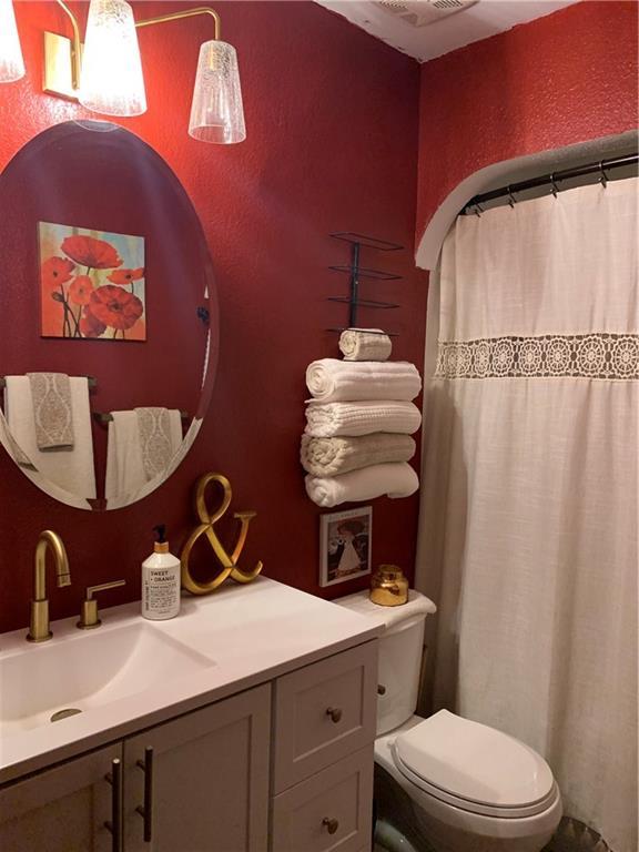 308 NW Shamrock Ave, Lees Summit, MO 64081 - full bathroom with toilet, a textured wall, vanity, and a shower with curtain