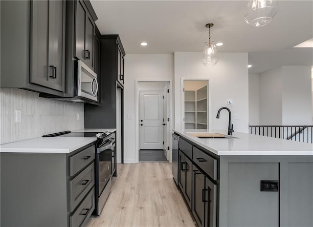 16502 S Stagecoach St, Olathe, KS 66062 - kitchen featuring stainless steel appliances, a sink, tasteful backsplash, light countertops, and recessed lighting