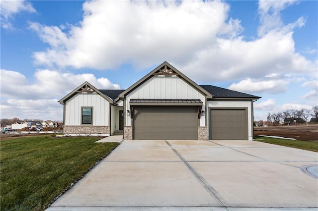 16502 S Stagecoach St, Olathe, KS 66062 - modern farmhouse style home featuring board and batten siding, a garage, driveway, and a front yard
